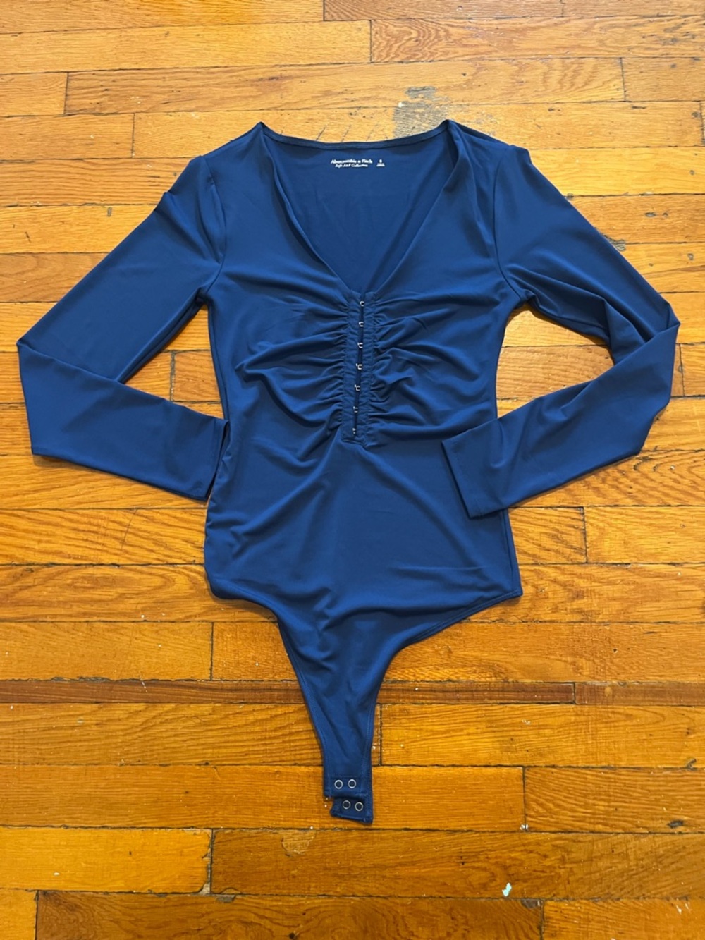 Abercrombie & Fitch Royal V‑Neck Long Sleeve Ruched Bodysuit
